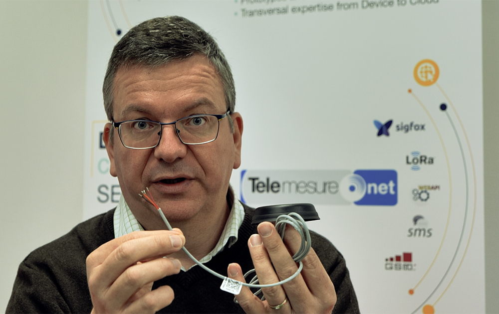 Yannick Dessertenne, le président fondateur de la SNOC, présentant sa dernière innovation : une antenne intelligente Yannick Dessertenne, le président fondateur de la SNOC, présentant sa dernière innovation : une antenne intelligente