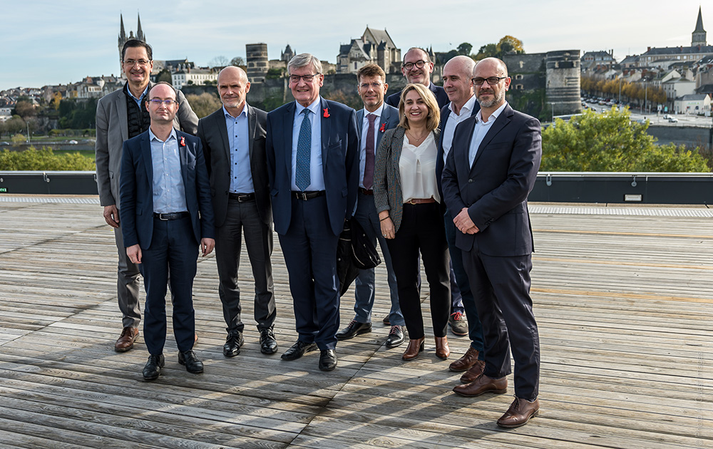 Les représentants du consortium piloté par Engie Solutions en compagnie de Jean-Marc Verchère et Michel Perrinet.