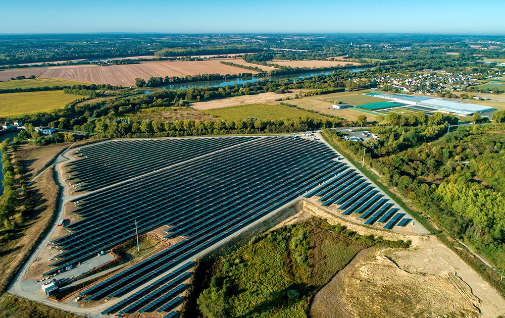 La ferme solaire de la Petite Vicomté coté nord avec vue sur l'Authion, la Loire et les Ponts-de-Cé (photo drone A l'Ouest Images)