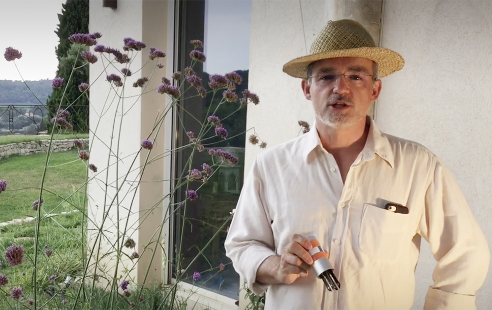 Olivier Ayasse présentant le capteur qui permet d'analyser le sol dans sa région d'Aix en Provence (Photo Connected Garden)