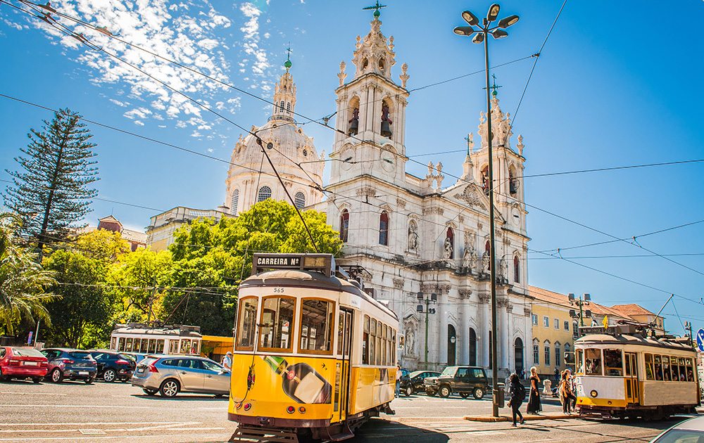 Lisbonne et ses célèbres tramway jaunes créés en 1873 (photo Adobe Stock)
