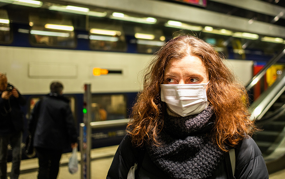 Repérer les personnes touchées par le civid-19 afin de pouvoir se tenir plus facilement à distance, c'est ce qu'envisage le Gouvernent français (Photo Adobe Stock)