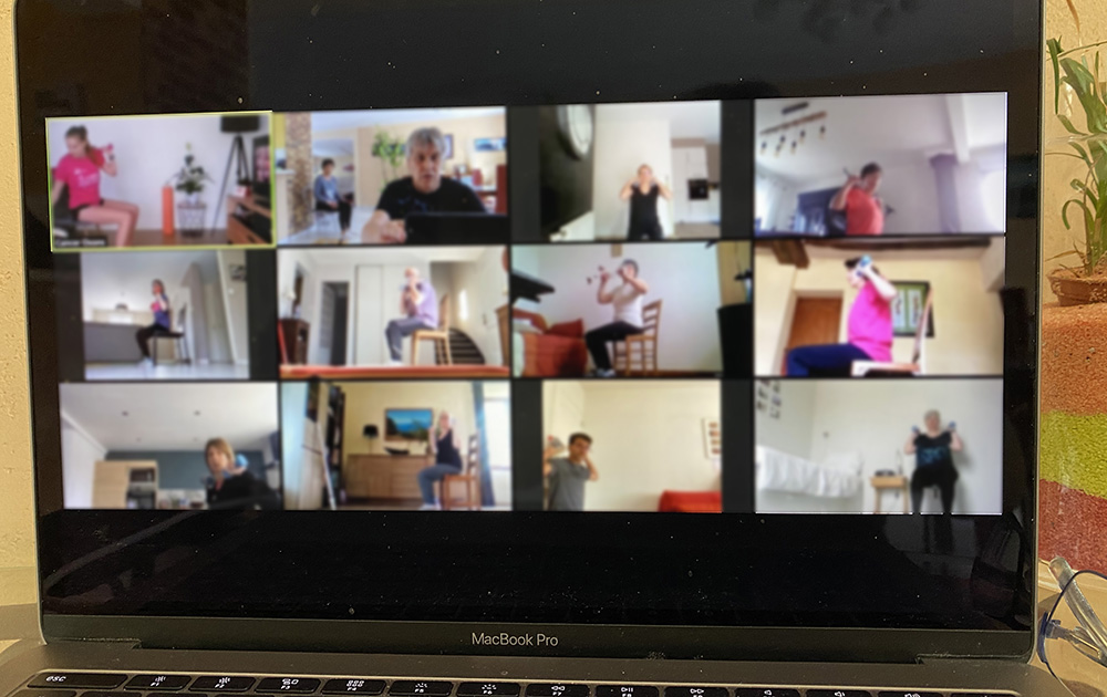 Pendant cette période de confinement, la plateforme Zoom a été utilisée pas toujours là où on l'attendait, comme des séances de renforcement musculaire pour des personnes touchées par un cancer, organisées par l'association Cancer Osons (photo Cancer Osons) Pendant cette période de confinement, la plateforme Zoom a été utilisée pas toujours là où on l'attendait, comme des séances de renforcement musculaire pour des personnes touchées par un cancer, organisées par l'association Cancer Osons (photo Cancer Osons)