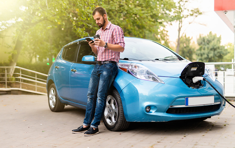 Facile a utiliser, propre à l'usage, la voiture électrique n'est pas aussi verte qu'on bien nous le faire croire (photo Adobe Stock)