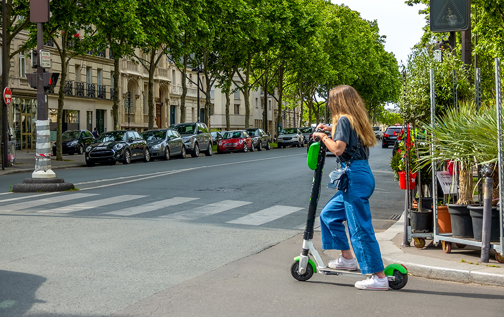 Les trottinettes vertes de l'entreprise californienne Lime vont pouvoir continuer à circuler dans Paris (photo Adobe Stock)