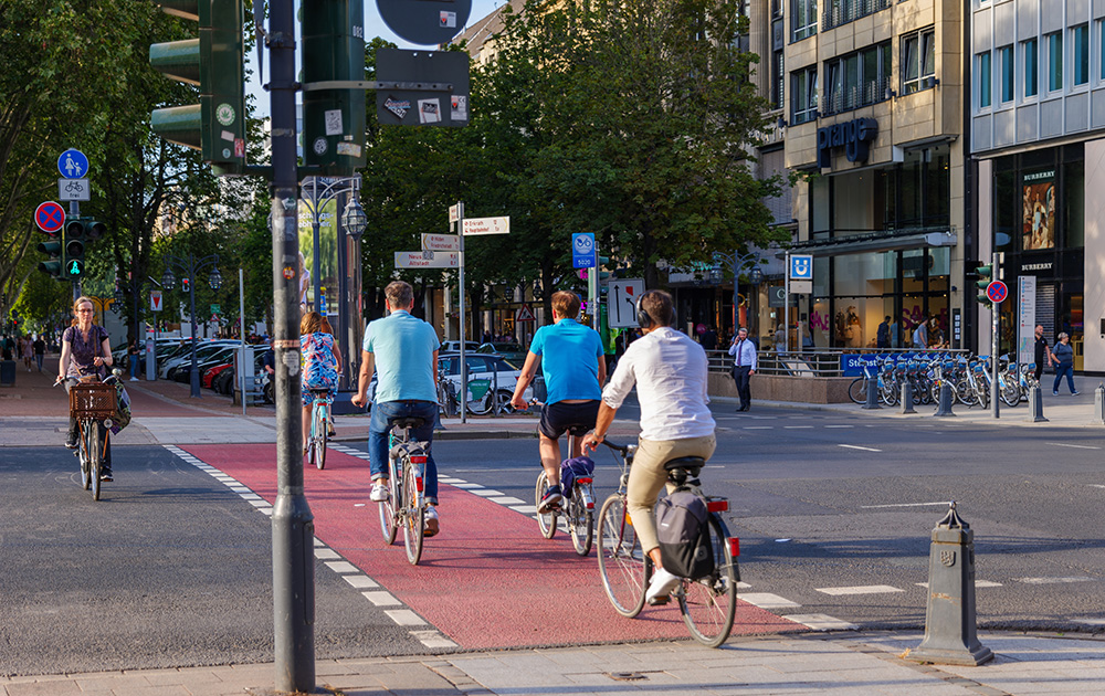 De plus en plus de citadins privilégient des villes qui prennent en compte la notion de développement durable. C'est le cas de Dusseldorf (Allemagne) où le vélo est de plus en plus utilisé par les urbains. (photo Adobe Stock)