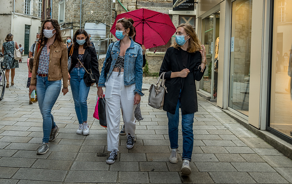 Les français se prie de bon gré aux directives des villes, en portant le masque dans les zones piétonnes fortement chargées. Ici à Vannes (Morbihan). Mais les masques utilisés sont ils suffisamment protecteurs (Photo A l'Ouest Images)