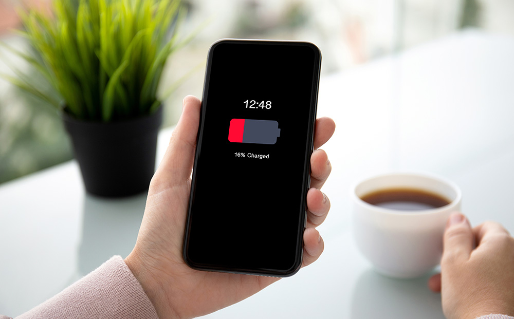 Une batterie déchargée et c'est parfois le drame pour les accrocs du smartphone (photo d'illustration Adobe Stock)