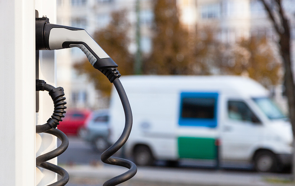 De plus en plus de voitures électriques dans nos villes et sur nos routes, d'où la nécessité de standardiser les installations (photo Adobe Stock)