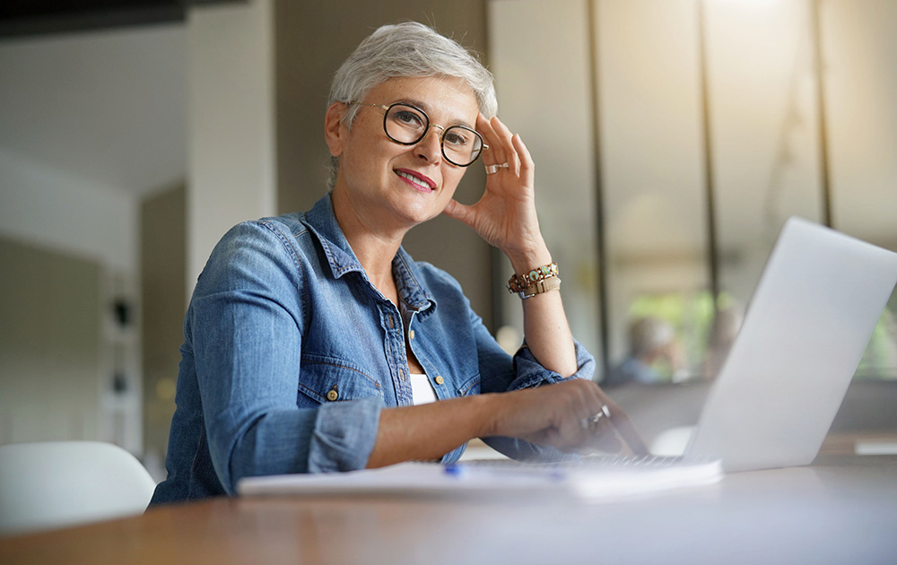 Dans les locaux de l'entreprise ou en télétravail, les seniors restent un atout. Le travail à distance ne doit donc pas un moyen de les évincer (Photo Adobe Stock)