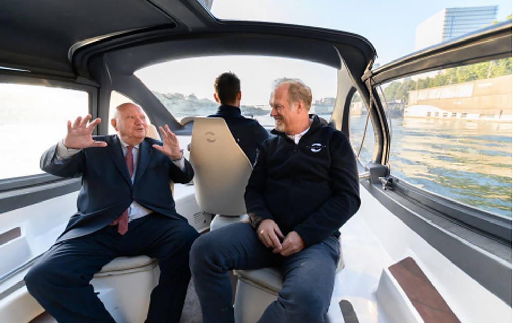 Le maire d'Issy-les-Moulineaux lors des essais du SeaBubble sur la Seine, en 2019 (Photo Ville d'Issy)