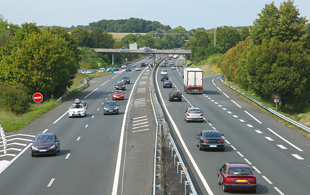 De nombreuses entreprises de transport suivent leurs véhicules de livraison afin d'optimiser les trajets en temps réel. (photo Adobe Stock)