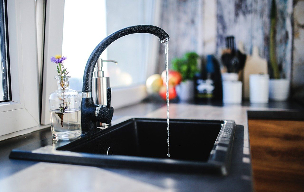 Il nous suffit d’ouvrir le robinet et l'eau coule, potable et abondante (photo Pixabay)