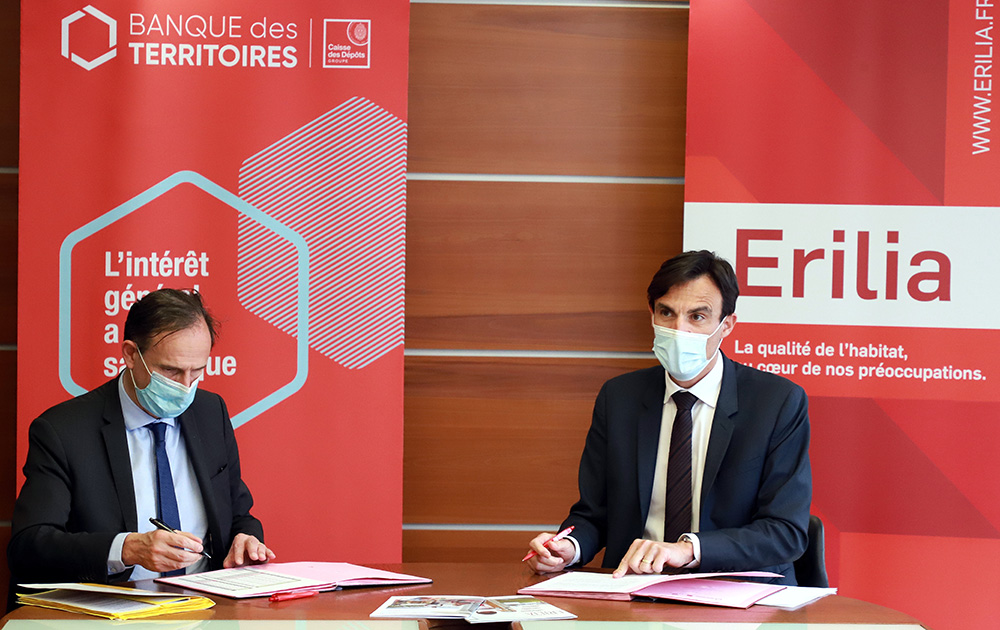 Frédéric Lavergne, Directeur général d’Erilia et Olivier Sichel, Directeur de la Banque des Territoires, lors de la signature de la convention (crédit photo Robert Poulain) Frédéric Lavergne, Directeur général d’Erilia et Olivier Sichel, Directeur de la Banque des Territoires, lors de la signature de la convention (crédit photo Robert Poulain)