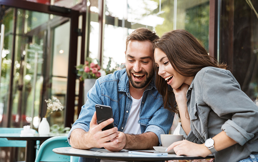 Communiquer directement sur les smartphones des clients, soit quand ils sont le plus aptes à interagir ou consommer (photo Adobe stock) Communiquer directement sur les smartphones des clients, soit quand ils sont le plus aptes à interagir ou consommer (photo Adobe stock)