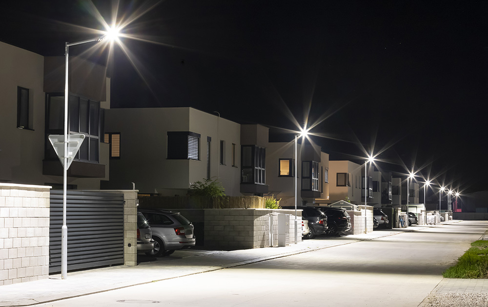 L'éclairage LED, économe et performant sur le plan environnemental est de plus en plus utilisé dans les zones résidentielles (Photo Adobe Stock)