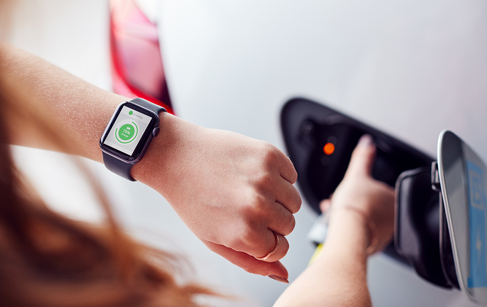 La charge de sa voiture sur sa montre connectée, une solution qui peut passer par l'API Be:Mo (photo Adobe Stock)