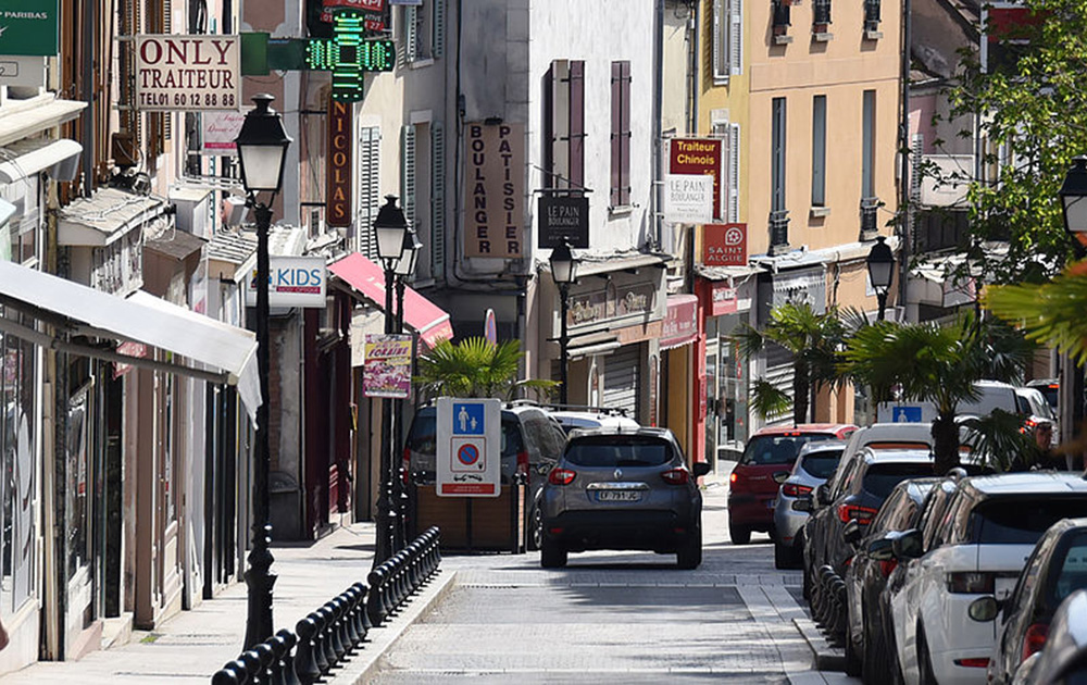 Une des rues commerçantes du centre-ville de Palaiseau, commune de la Communauté Paris-Saclay (Photo ville de Palaiseau).