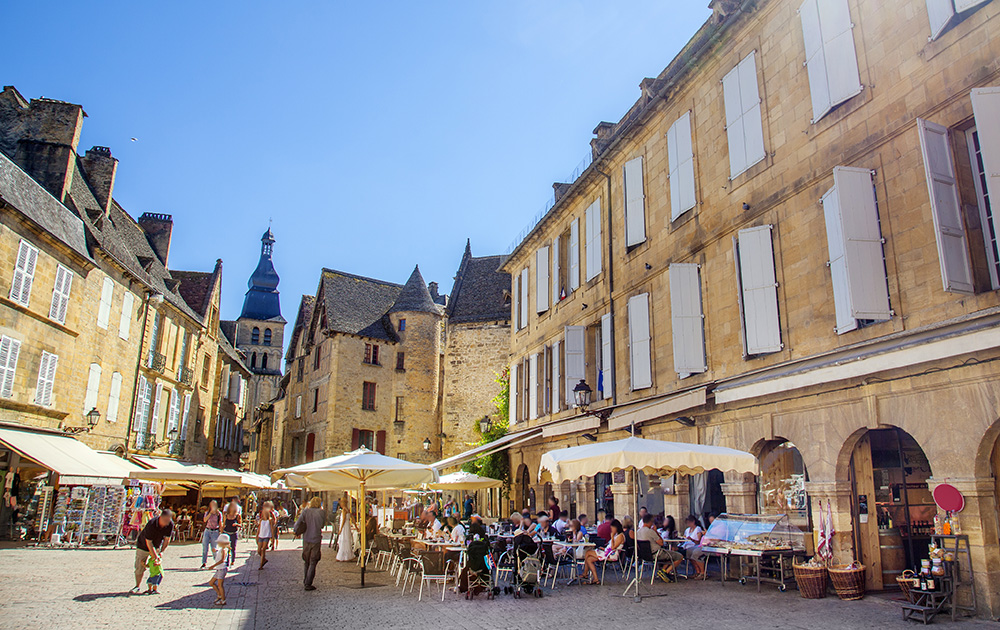 Plan de relance de la France : des bénéfices pour les communes. Ici à Sarlat (Périgord) (source : Adobe Stock)