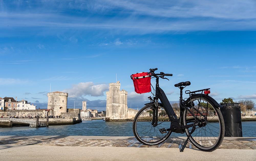Qu'il soit prêté par la ville et l'agglo, ou pas, le vélo est roi à La Rochelle depuis 45 ans (Photo Adobe Stock)