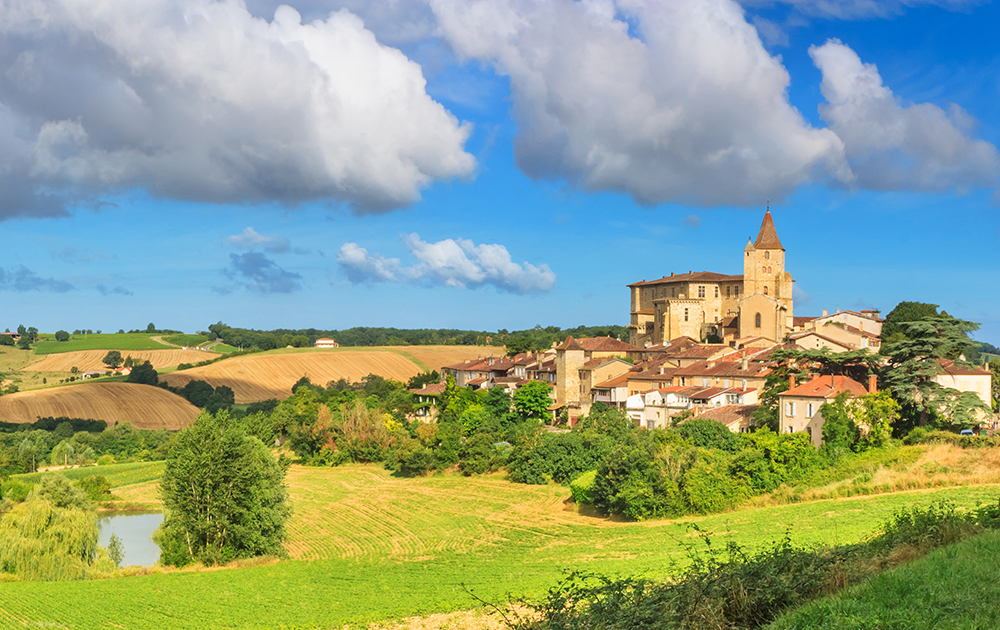 En matière d'aménagement du territoire, les petites villes et territoires ruraux ne doivent pas être exclus du débat (Photo Adobe Stock)