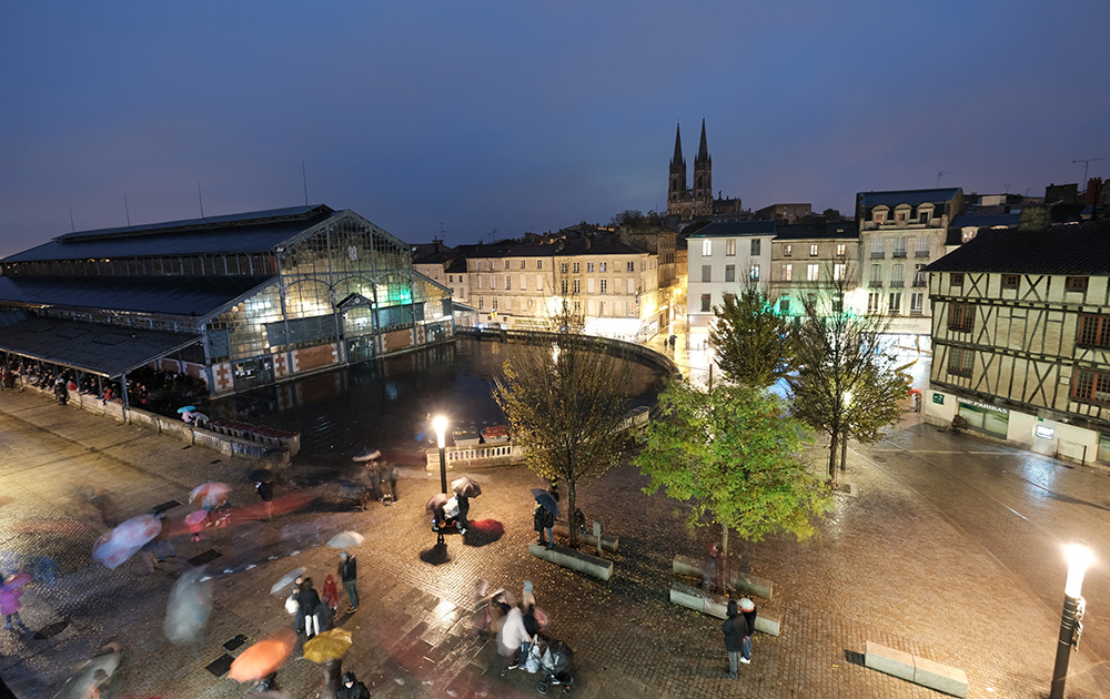 Le centre ville de Niort, avec vue des halles, la nuit (Photo archive Adobe Stock)