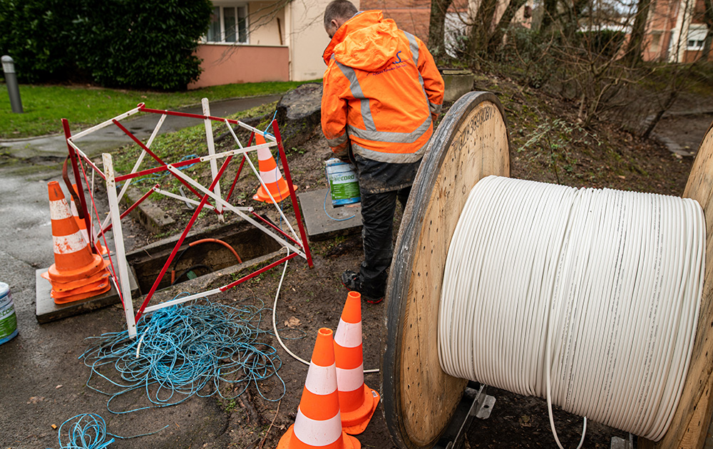 installation fibre optique (image Adobe Stock) installation fibre optique (image Adobe Stock)