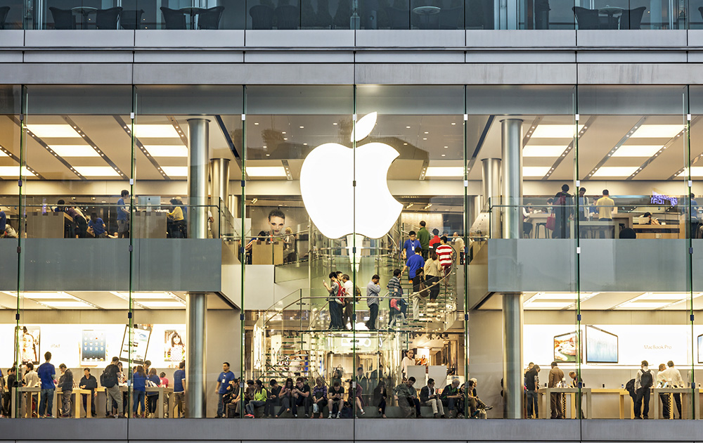 Les Apple Store sont des lieux très fréquentés par les aficionados de la marque à la pomme (Photo Adobe Stock)