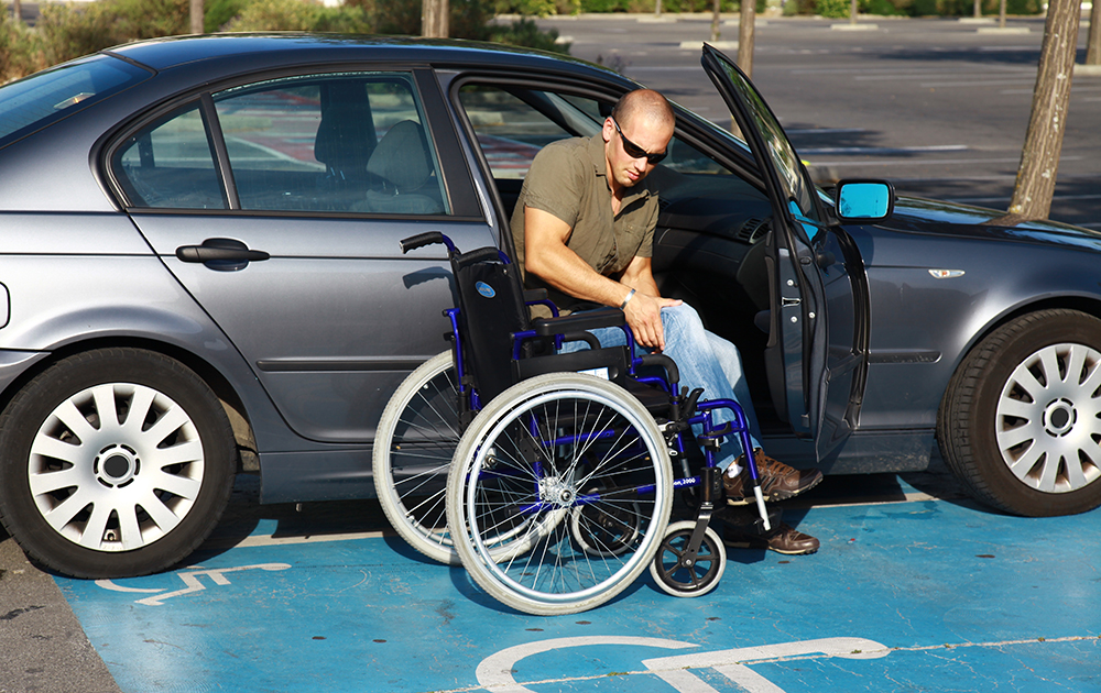 Pas toujours simple, pour les personnes en situation de handicap, de trouver une place réservée... (Photo Adobe Stock)