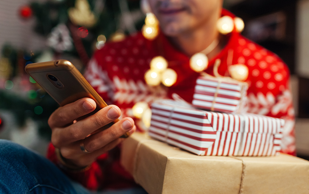 Le téléphone intelligent fait partie des cadeaux offerts à Noël. Attention de bien activer les paramètres de sécurité (Photo illustration Adobe Stock)