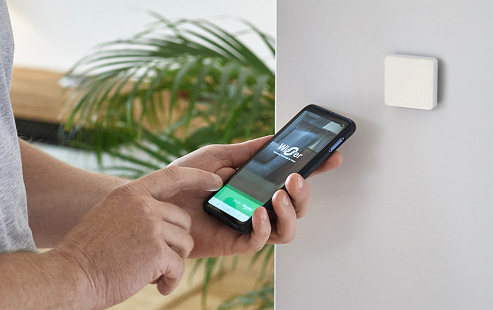 Qu'il s'agisse d'un appartement ou d'un immeuble de bureau, le Wiser Energy Center se pilote avec un simple smartphone (Photo Schneider Electric)