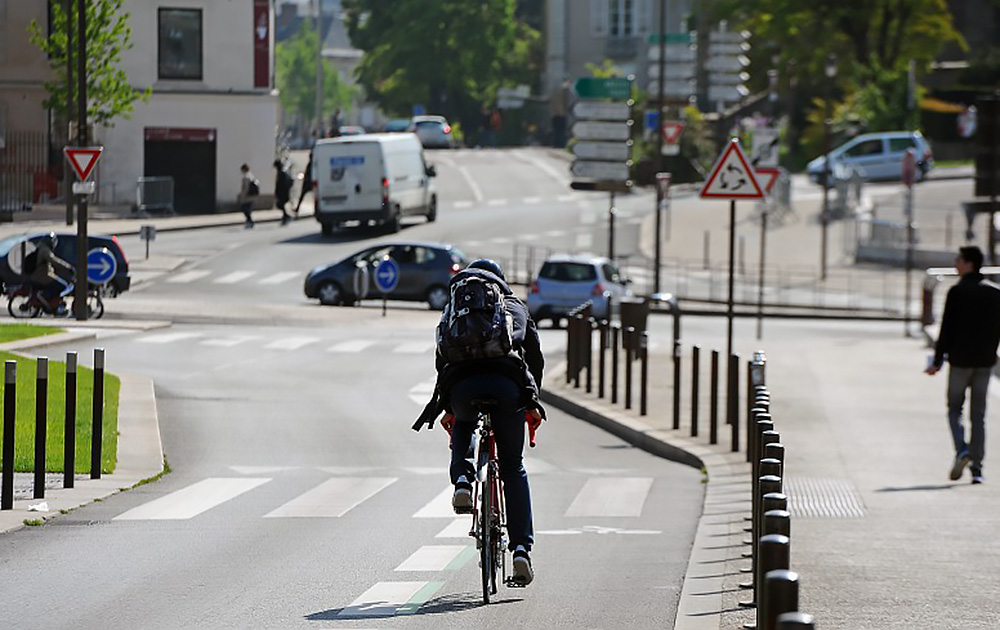 La Ville du Mans propose déjà des pistes réservées au cyclistes, mais pas toujours sécurisées, notamment dans les carrefours (Photo @Ville du Mans)