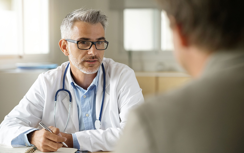 Pour certains patients, notamment les plus âgés, la présence d'un médecin est indispensable (photo Adobe Stock) Pour certains patients, notamment les plus âgés, la présence d'un médecin est indispensable (photo Adobe Stock)