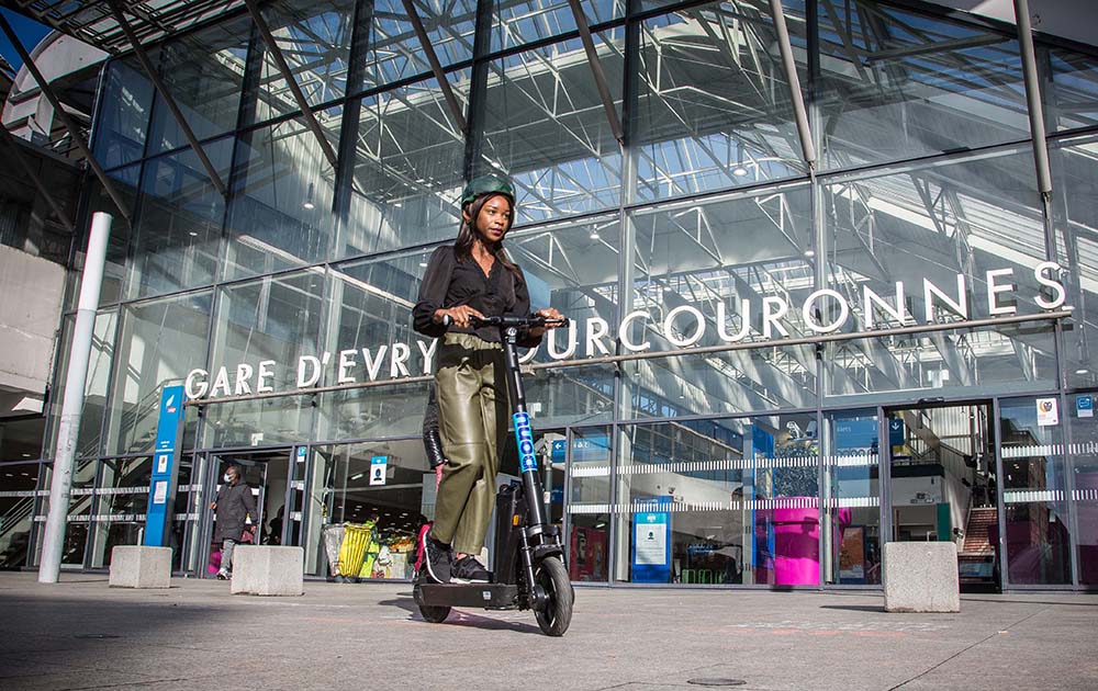 Une trottinette Pony devant la gare d’Évry-Courcouronnes (Copyright ©Angélique Mian-Ville d’Évry-Courcouronnes)