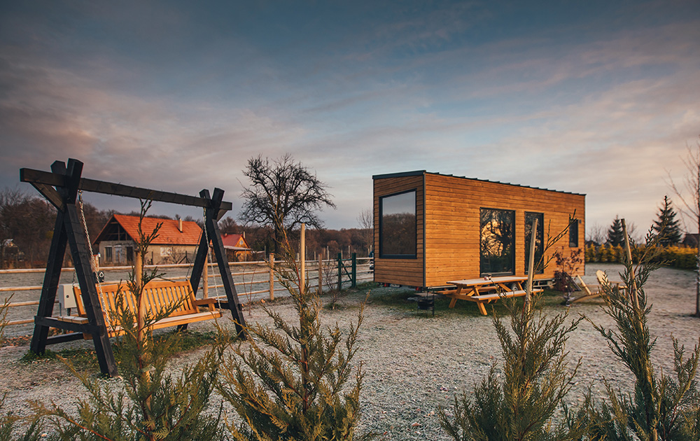 Les tiny house, un concept qui touche les moins fortunés, mais aussi ceux qui quittent la ville pour des lieux plus agréables (photo Adobe Stock)