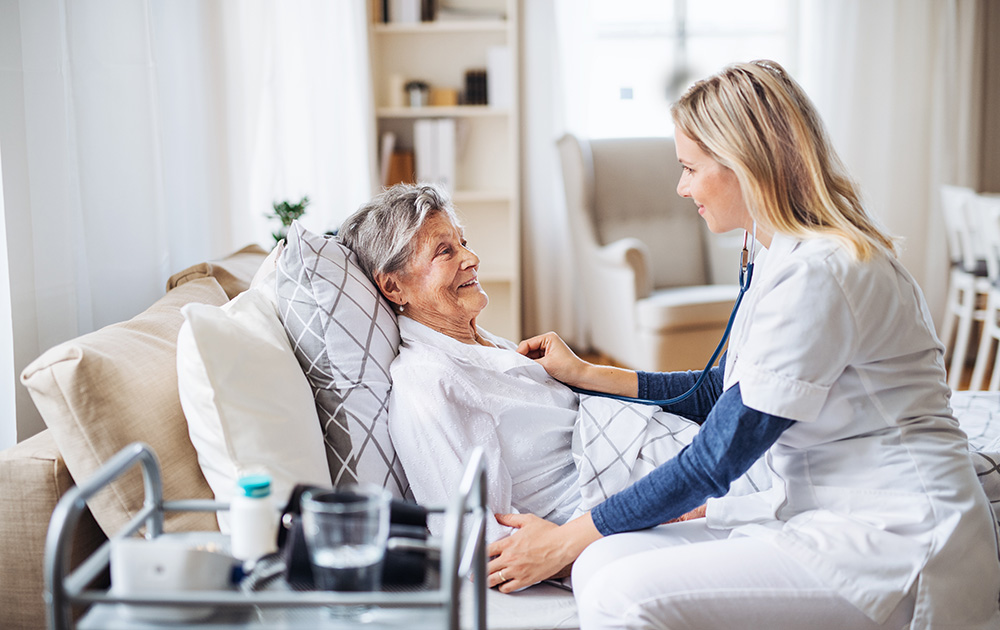 Les soins à domicile pour des personnes âgées qui préfèrent leur univers quotidien à celui d'une maison de retraite (Photo Adobe Stock)