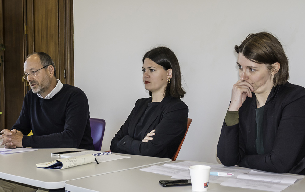 De gauche à droite : Emmanuel CHERIL (SIEMEL), Constance NEBBULA (Angers Technopole) et Magalie SERON (GRDF), lors de la présentation de leur projet de décarbonation du territoire, à la Villa French Tech à Angers (Photo VIM)