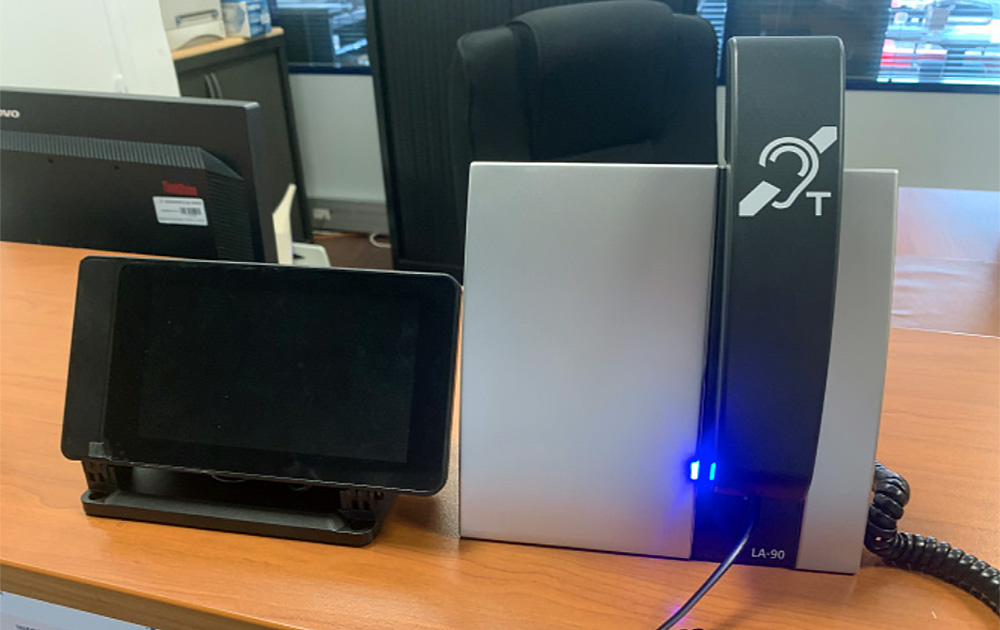 Le système RECEPTIO à disposition des personnes sourdes sur un guichet d'accueil (photo BoucleMagnetique.fr) Le système RECEPTIO à disposition des personnes sourdes sur un guichet d'accueil (photo BoucleMagnetique.fr)