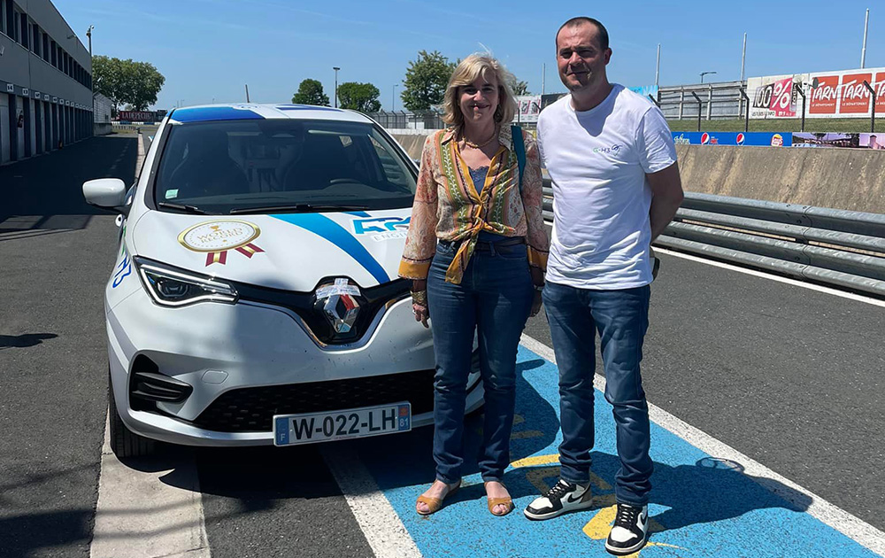 Marc Lambec, Président d’ARM Engineering avec Marie-Christine Verdier-Jouclas (député LREM de la 2e circonscription du Tarn), devant la Zoé prototype qui a servi à établir le record du monde (Photo Facebook Marie-Christine Verdier-Jouclas)