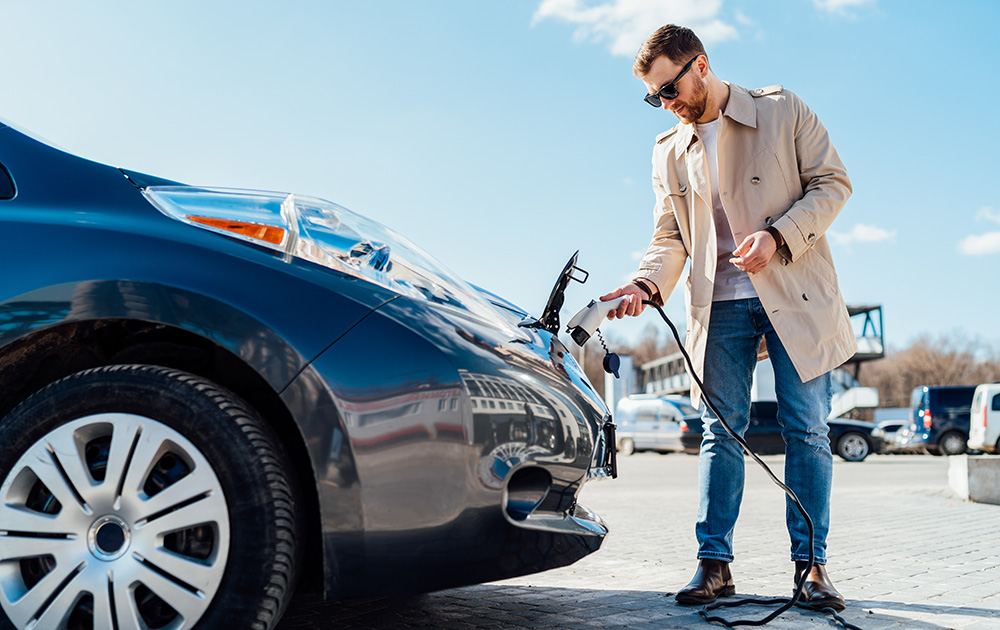 La recharge d'une voiture électrique permet de se reposer sur les longues distances (photo d'illustration Adobe Stock)