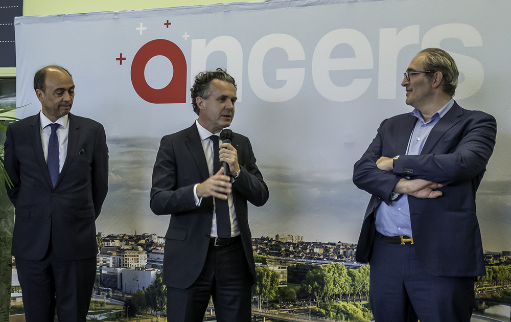 Christophe Béchu, Maire-Président-Ministre, au centre, entouré de Pierre Hardouin (Ineo) et Benoit Brient (Engie)