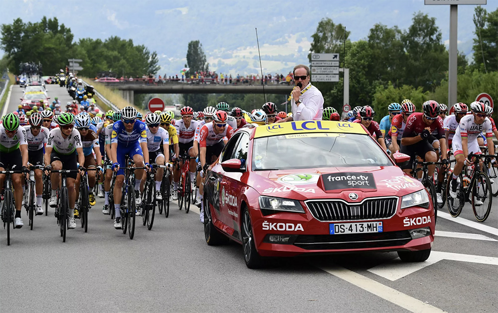 La Škoda Enyaq iV du directeur de course, au départ d'une étape (Photo Service presse Škoda)