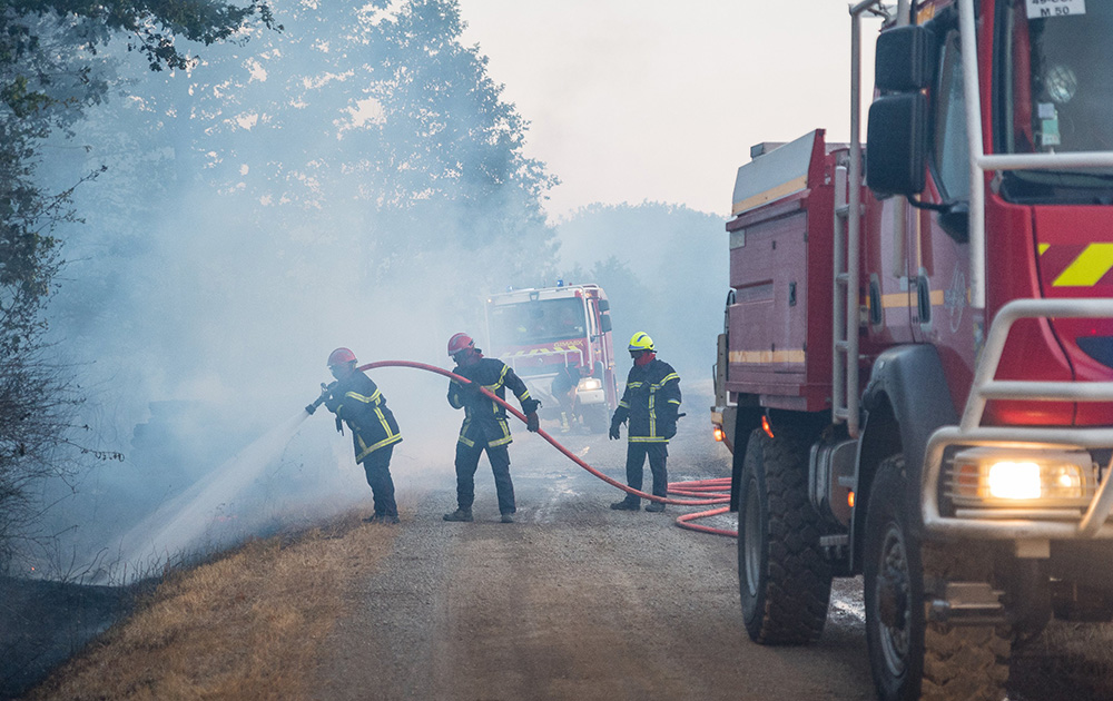 Les Sapeurs-Pompiers sont extrêmement sollicités cet été, pour venir à bout des incendies qui se déclarent sur l'hexagone. Leur courage et leur dévouement est salué par la population (photo SDIS 49) Les Sapeurs-Pompiers sont extrêmement sollicités cet été, pour venir à bout des incendies qui se déclarent sur l'hexagone. Leur courage et leur dévouement est salué par la population (photo SDIS 49)