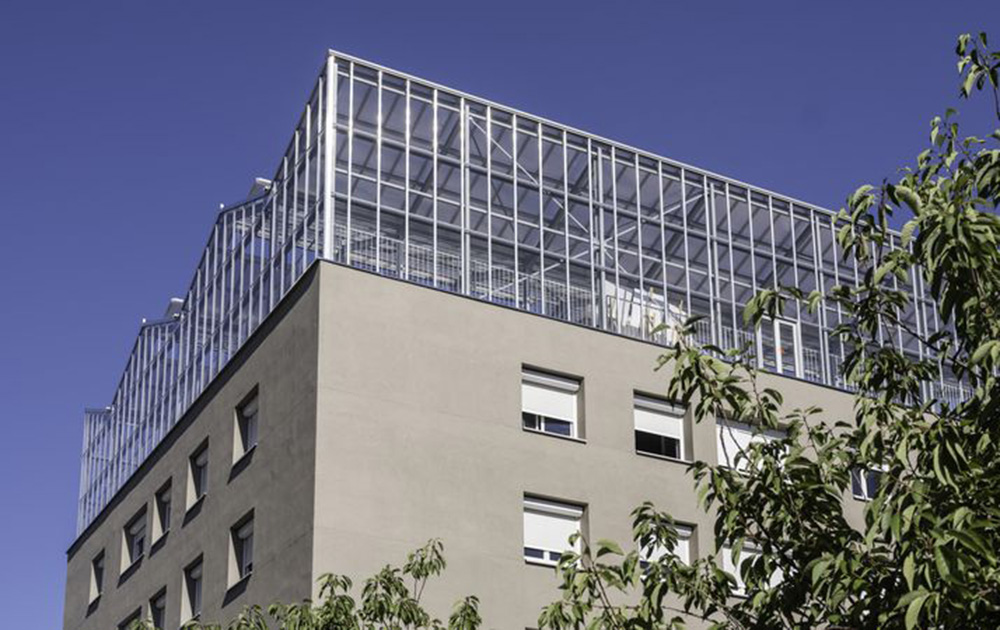 Cet ensemble en verre qui coiffe le bâtiment va permettre de produire des légumes et aromates, tout en fournissant de l'eau chaude aux occupants de l'immeuble (photo Valéry Joncheray pour Nantes Métropole Habitat) Cet ensemble en verre qui coiffe le bâtiment va permettre de produire des légumes et aromates, tout en fournissant de l'eau chaude aux occupants de l'immeuble (photo Valéry Joncheray pour Nantes Métropole Habitat)