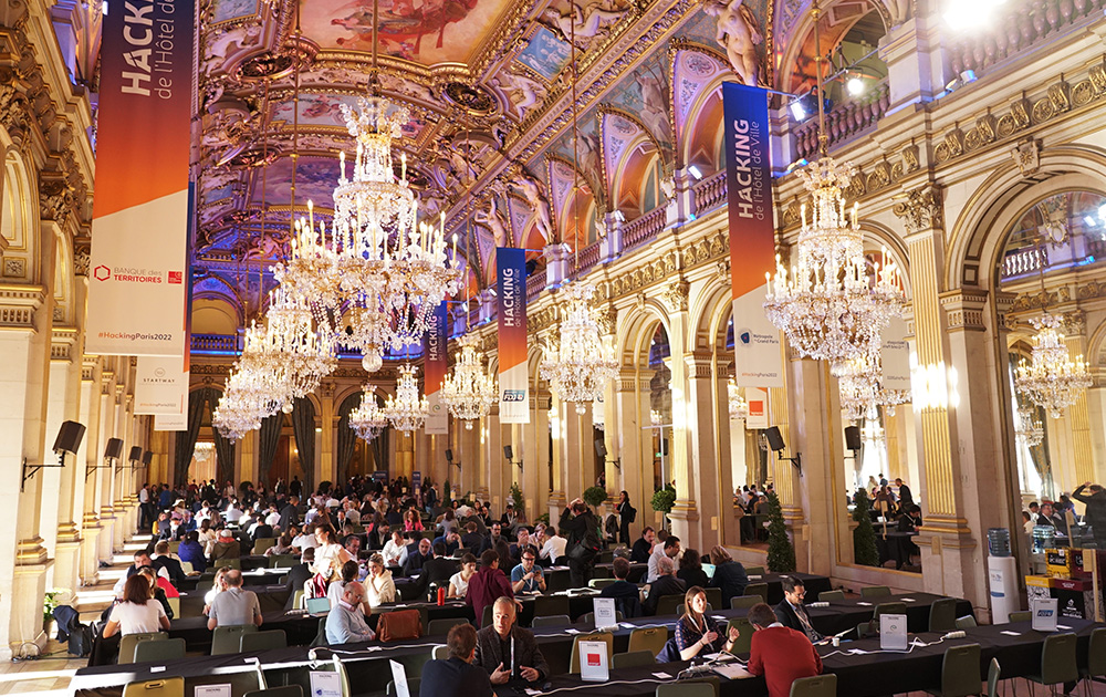 La salle des fêtes et les salons de l'Hôtel de Ville de Paris, pendant le 8e Hacking 2022 (photo Agence Leon)