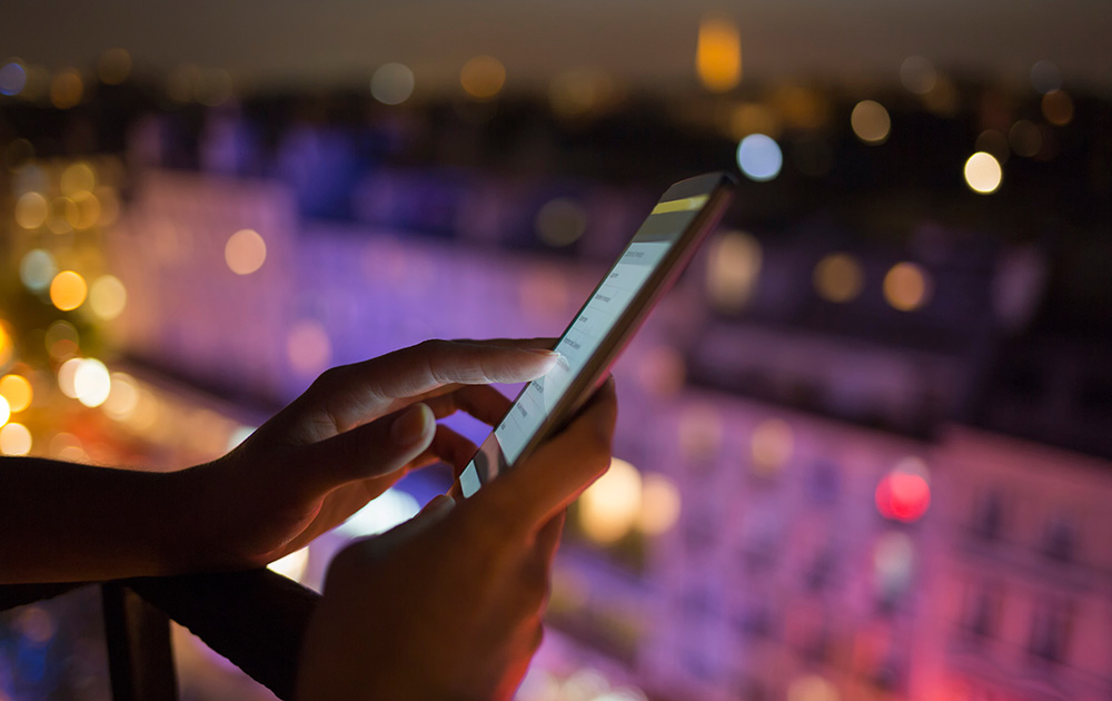 Faire preuve de vigilance en connectant et en utilisant un smartphone (photo d'illustration Adobe Stock) Faire preuve de vigilance en connectant et en utilisant un smartphone (photo d'illustration Adobe Stock)