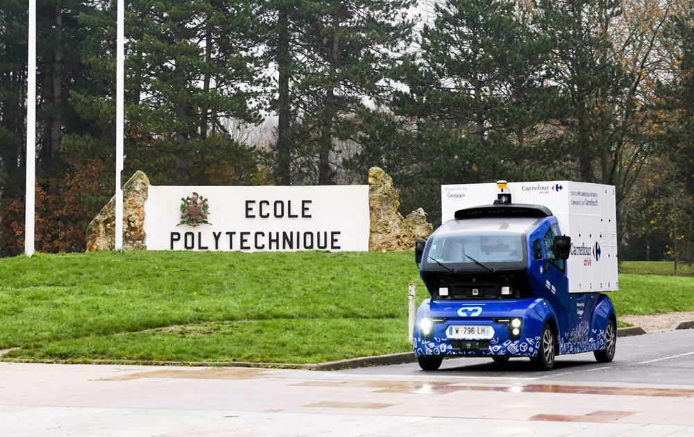 Le véhicule autonome de Carrefour sur le site de l'Ecole Polytechnique de Saclay (photo Tweet C Béchu) Le véhicule autonome de Carrefour sur le site de l'Ecole Polytechnique de Saclay (photo Tweet C Béchu)
