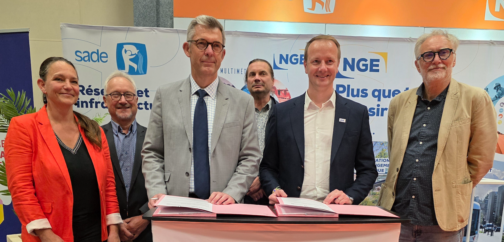 Sur le stand SADE du Groupe NGE, Signature entre Sylavin BONENFANT et Charles Henri GIANINA