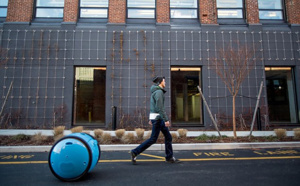 Piaggio lance Gita, un robot valise qui vous suit partout