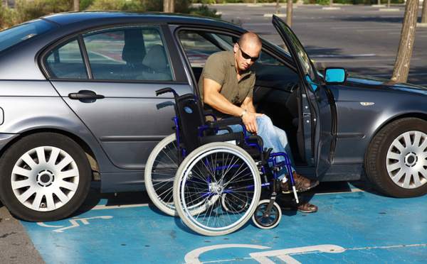 Blue Parking : les géomètres-experts se mobilisent pour soutenir les personnes en situation de handicap.